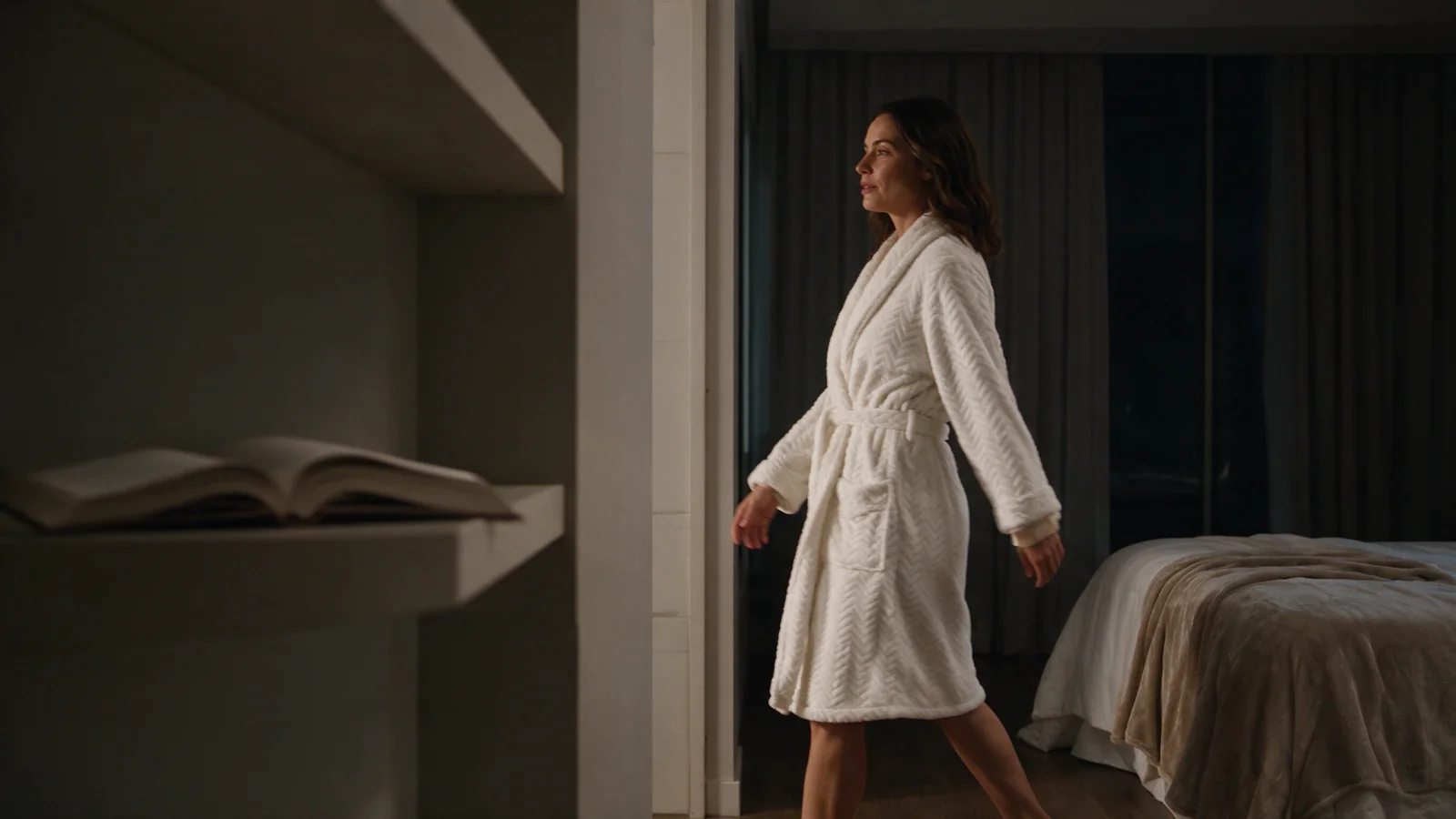 Ritual de fim de noite com roupão e roupa de cama Wolff