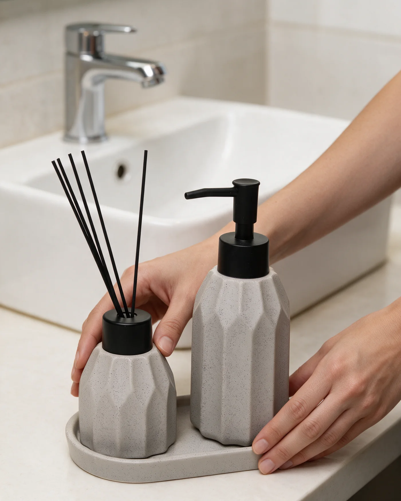 Pessoa organizando lavabo com conjunto Aromatta Wolff