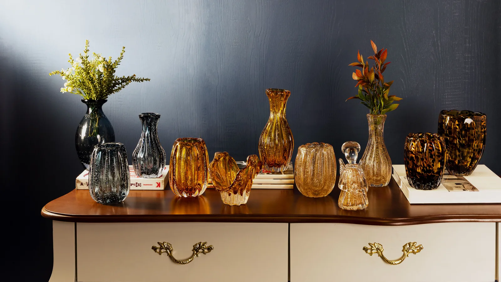 Composição decorativa com vasos de vidro Wolff em tons âmbar e fumê