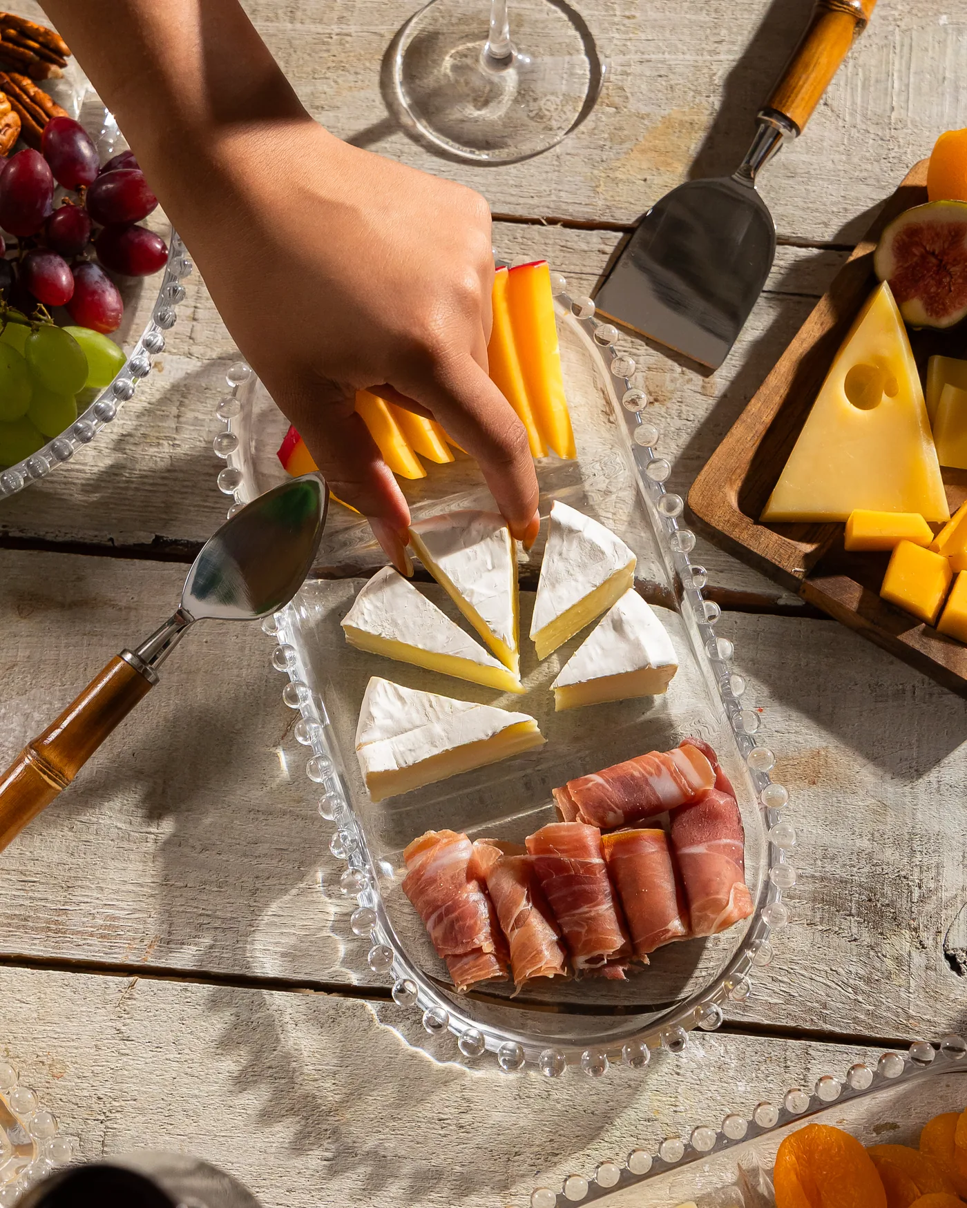 Tábua Pearl Wolff com queijos, frios e frutas em mesa de inverno