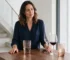Pessoa escolhendo entre taças de vinho transparentes e copos âmbar.